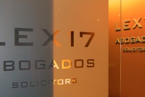 Su despacho se encuentra en Paseo de Almería, número 21, 2º planta.