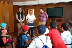 Entrega de diplomas acreditativos a los pequeños participantes.