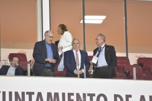 Martín Doblado con Alfonso García en el palco del Mediterráneo.