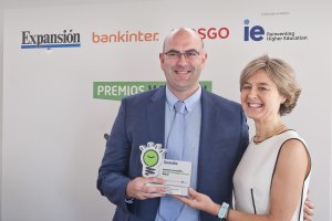 Jesús Barranco, director general de La Unión, recibe el premio a manos de Isabel García Tejerina, ministra de Agricultura.