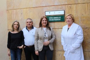 La edil de Salud, María Montoya, con los profesionales del Centro de Drogodependencias.