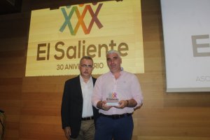 Matías García, presidente de El Saliente; y el conferenciante, Francisco Cid.