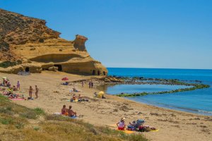 La playa de Los Cocedores es uno de los iconos de la costa de San Juan de los Terreros (Pulpí), justo en la frontera con Águilas (Murcia).