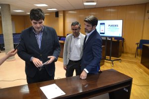 El concejal, probando la nueva opción de la App.