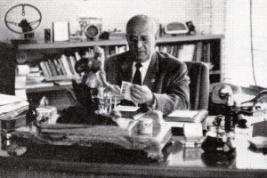 José Artés de Arcos en su despacho de la fábrica almeriense en 1969.