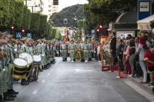 La Brigada de La Legión celebra el Día de las Fuerzas Armadas en el centro de la ciudad.