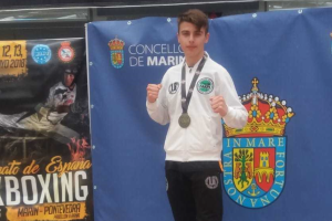 El almeriense mostrando su medalla nacional.