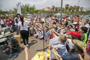 El escenario estuvo toda la mañana rodeado de niños y adultos que disfrutaron de la música.