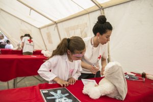 Taller donde los pequeños han ejercido de doctores con el Hospitald e ositos de peluche de Cruz Roja.