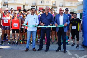 El alcalde de Huércal, Ismael Torres, cortando la cinta.