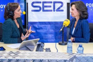 Ana Patricia Botín, derecha, entrevistada por Pepa Bueno en la Cadena SER