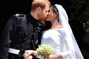 El beso de los novios, Harry y Meghan, ya duques de Sussex, a la salida de la iglesia de Windsor