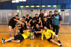 Los campeones de Andalucía celebrando en la pista.