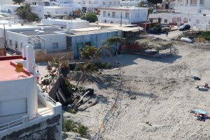 Vista general de la Isleta del Moro durante los preparativos del rodaje. (Foto: cortesía de ‘Cine en serie’)