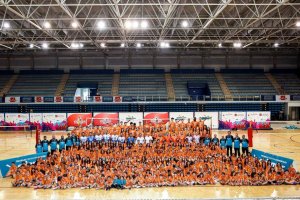 La gran familia del Mintonette posa con el concejal de Deportes.
