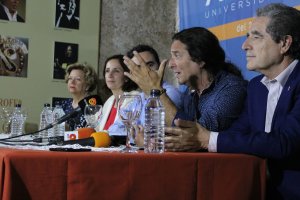 Tomatito, dando detalles del curso de verano esta mañana en la sede de El Taranto.