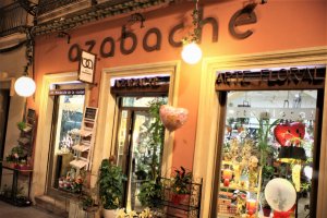 Azabache Arte Floral  está en la calle de Las Tiendas, 18.