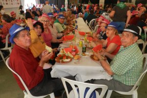 Vecinos disfrutando de los huevos con chorizo, la ensalada y la sandía.