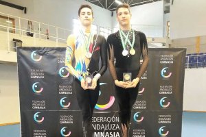 Los roqueteros en el podio con sus medallas.