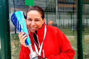 Mara Berenguer con la copa.