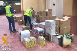 Una agente con productos que tenía el detenido.