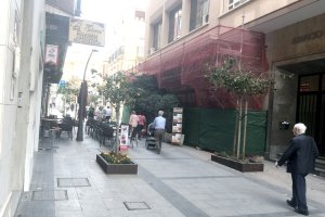 El bingo Reyes Católicos está en obras con una malla en la calle del mismo nombre.