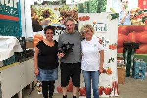 Lola Gómez con el equipo de grabación del documental