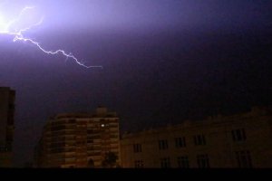 Un rayo captado sobre la Rambla de Almería la pasada madrugada