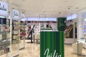 Perfumería Júlia se encuentra en el Paseo de Almería, 4.