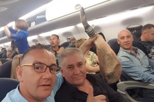 Los almerienses, con un jamón en el avión, rumbo a Kiev.