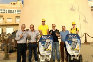 Monitores de la campaña desarrollando su labor en Balerma.