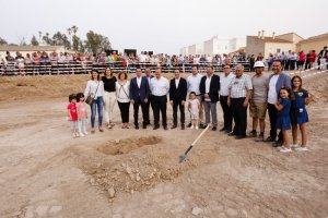Cientos de vecinos acompañaron a diputados y concejales durante la colocación de la primera piedra del edificio.