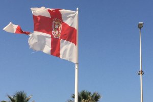 Así luce la bandera rota de la avenida cabo de Gata.