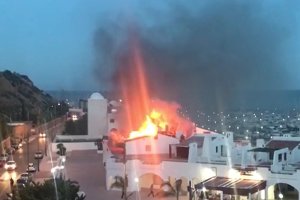 Imagen del incendio declarado en el Puerto Deportivo de Aguadulce.