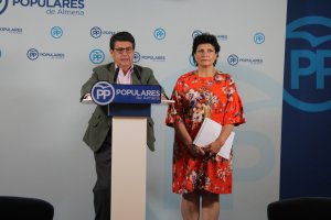 Juan José Matarí y Carmen Navarro, diputados, el pasado viernes en la sede del Partido Popular de Almería.