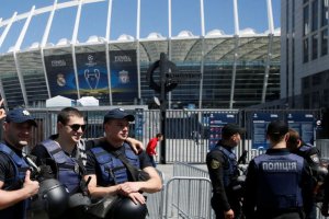 Policías, al lado del Olímpico de Kiev.