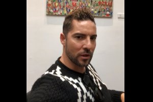 El artista almeriense saluda a LA VOZ en un vídeo.