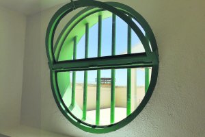 Vista de El Acebuche desde el interior de una celda.