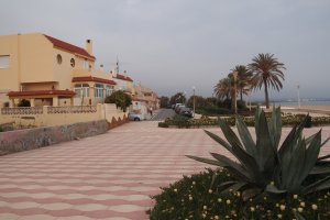 paseo marítimo en la avenida Marinera, con vista de La Algaida (a la izquierda)
