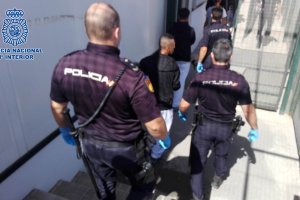 El detenido custodiado por agentes de la Policía Nacional.