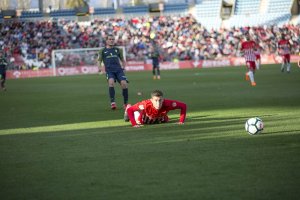 Rubén Alcaraz observa la pelota desde el suelo.