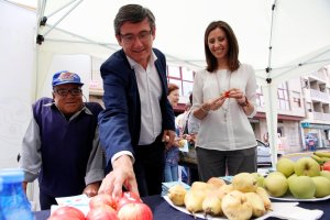 El alcalde de Adra, Manuel Cortés, junto a la portavoz del gobierno municipal, Carmen Belén López, durante la Semana de la Salud.