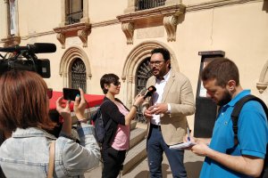 Cristóbal Díaz presentando su propuesta a los medios