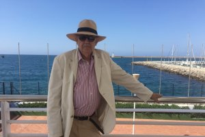 El escritor G.H. Guarch en un lugar privilegiado de Almería, el Club de Mar.