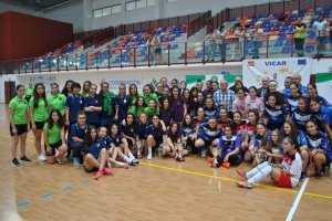 Los equipos participantes posan en la pista.