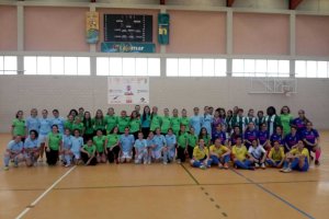 Los equipos participantes posaron en el centro de la pista.