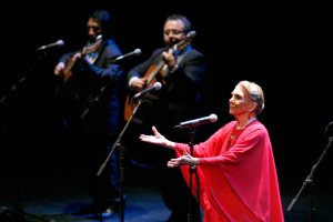 María Dolores Pradera, durante una actuación.