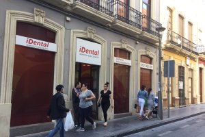 Fachada de la clínica iDental, en la calle Granada de la capital.