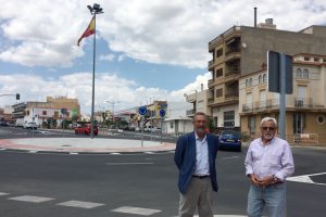 El alcalde y el concejal de Obras frente a la rotonda.