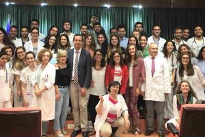 Foto de familia de los nuevos residentes de Torrecárdenas con el gerente del hospital y los delegados de Gobierno y Salud de la Junta.